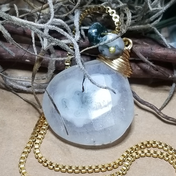 Solar quartz and gold necklace - Picture 5 of 5